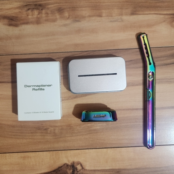 Leaf Shave Rainbow Prism Dermaplaner Kit with Stand and Refills - Picture 2 of 6